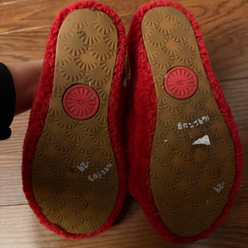 UGG Women’s Fluff Yeah Slides in Ribbon Red Size 6 - Picture 9 of 9